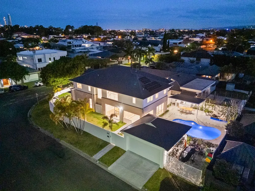 2 Dunbarton Avenue, Bundall, QLD 4217