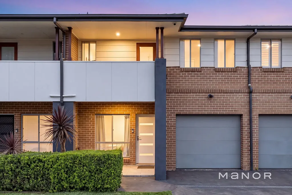 Kings Langley 3Kwarto Modern Townhouse with Street Frontage | Stylish, Low-Maintenance Living