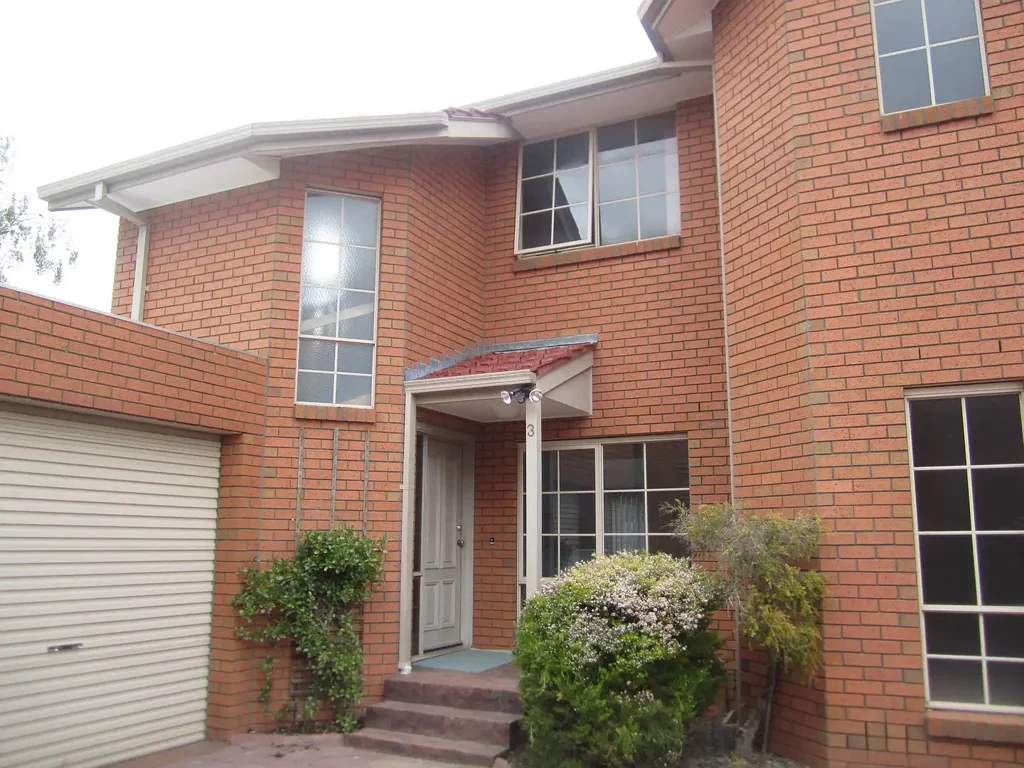 MODERN TOWNHOUSE AND WALKING DISTANCE TO ALL AMENITIES