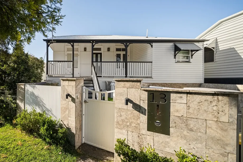Bulimba 5房 位于 Bulimba 中心的精致 Queenslander 住宅生活 Refined Queenslander Living in the Heart of Bulimba