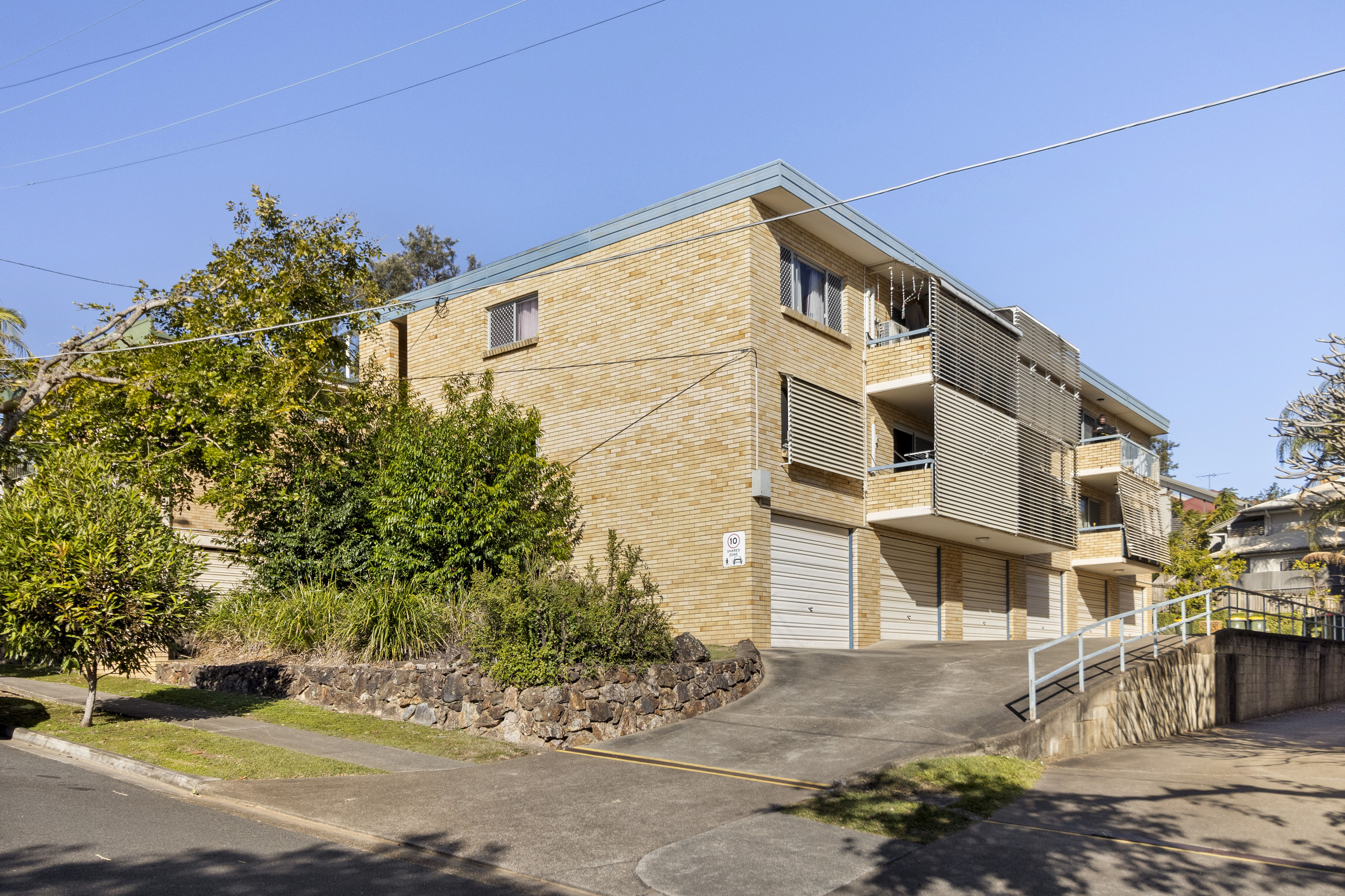 LOW-MEDIUM DENSITY RESIDENTIAL (2 OR 3 STOREY MIX)