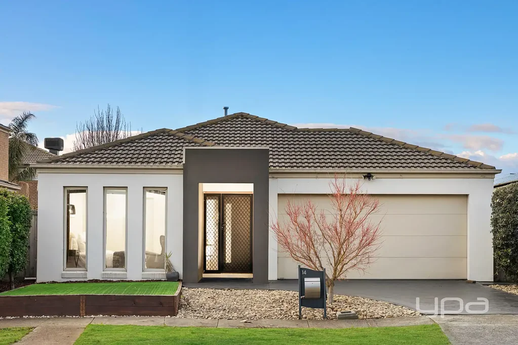 Point Cook 4બેડરૂમ Steps to Featherbrook College & Shops – Spacious Family Living Awaits