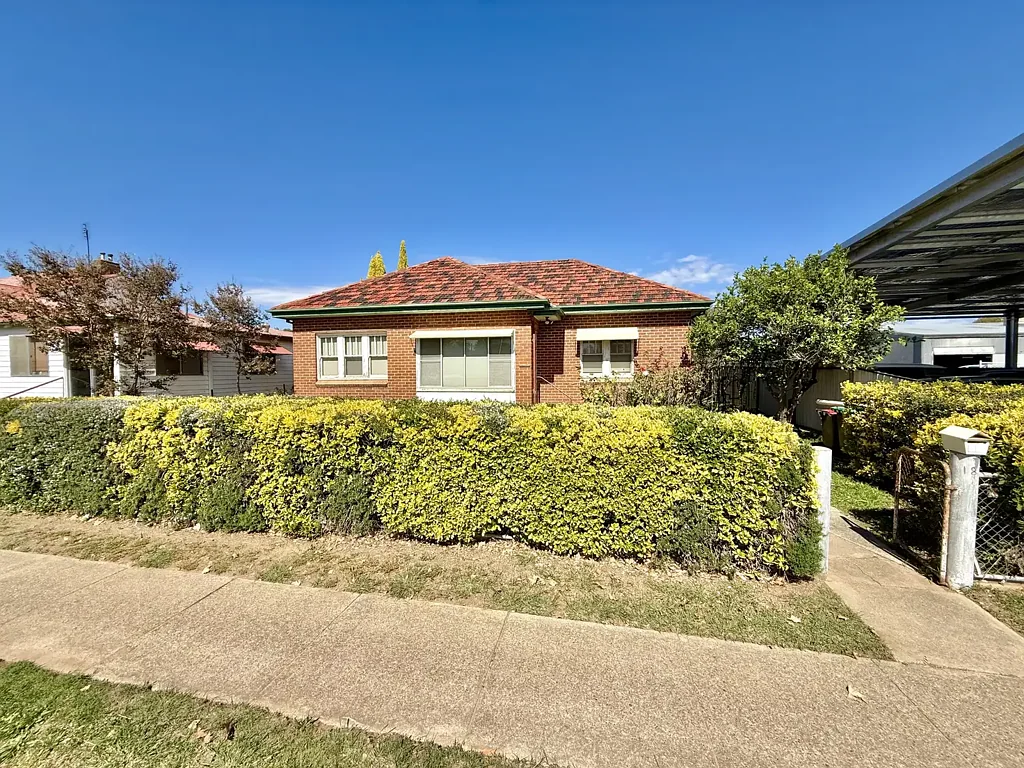 FULL OF CHARM & PRIME LOCATION