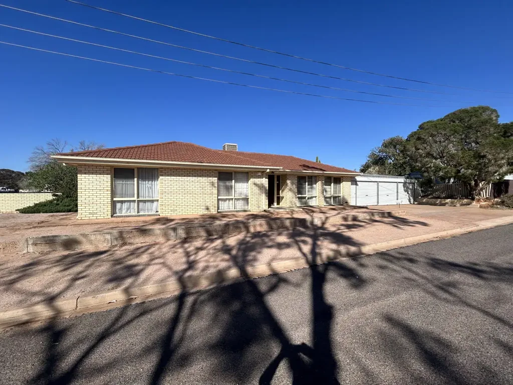 Port Augusta West 3 Slaapkamer Ideal Family Living or Potential for Development