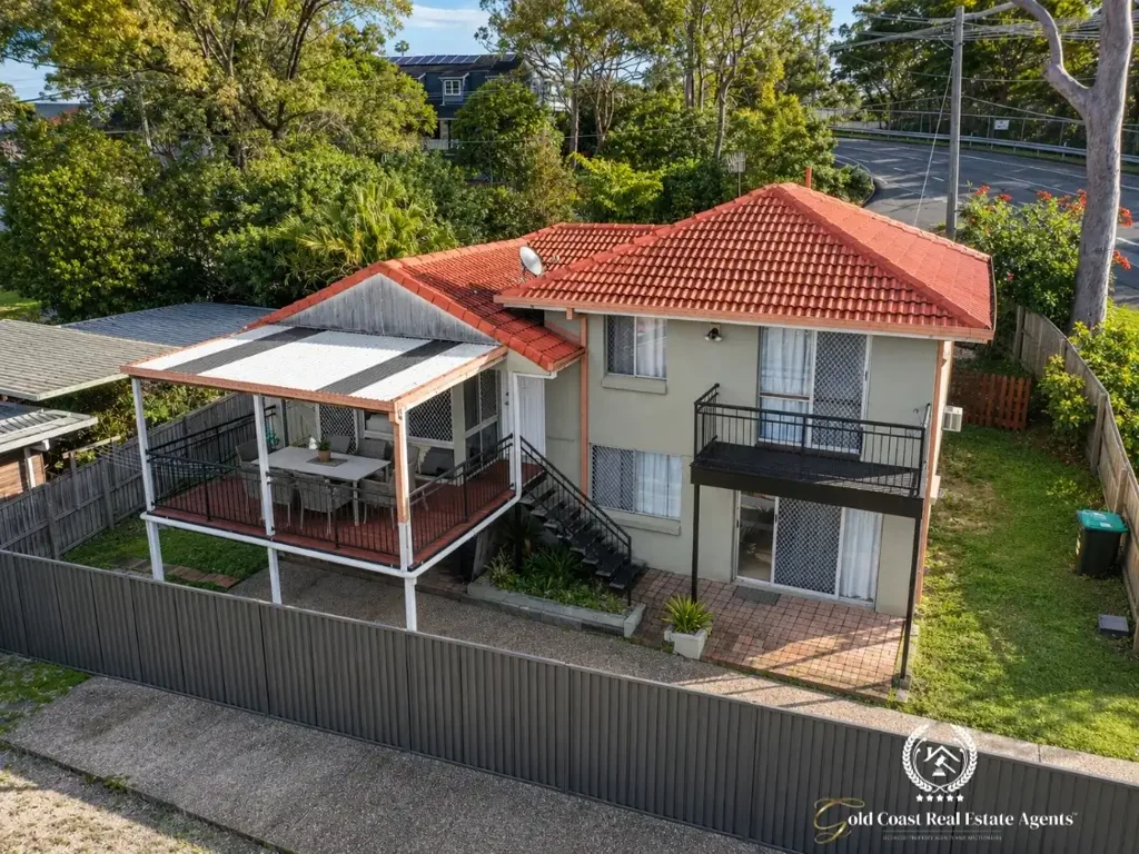 Benowa 5침실 Five-Bedroom Multilevel Home with Surfers Paradise Skyline Views