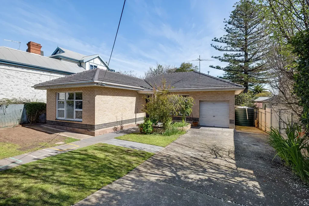 Seacliff 3房  An Original Opportunity in a Coveted Coastal Setting.