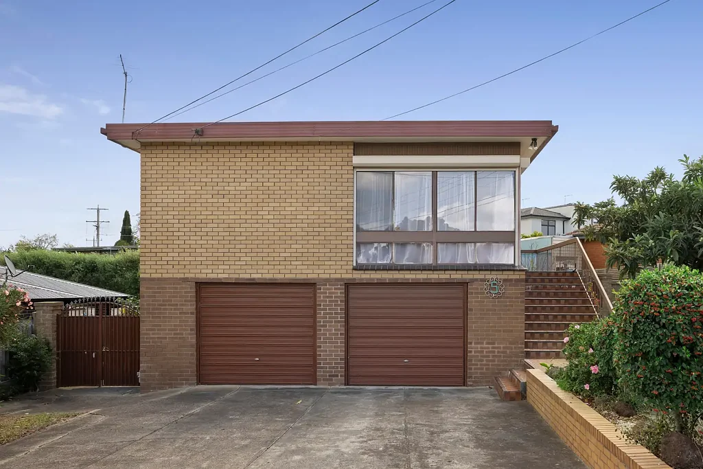 Airport West 3chambre Huge potential in a prime lifestyle location