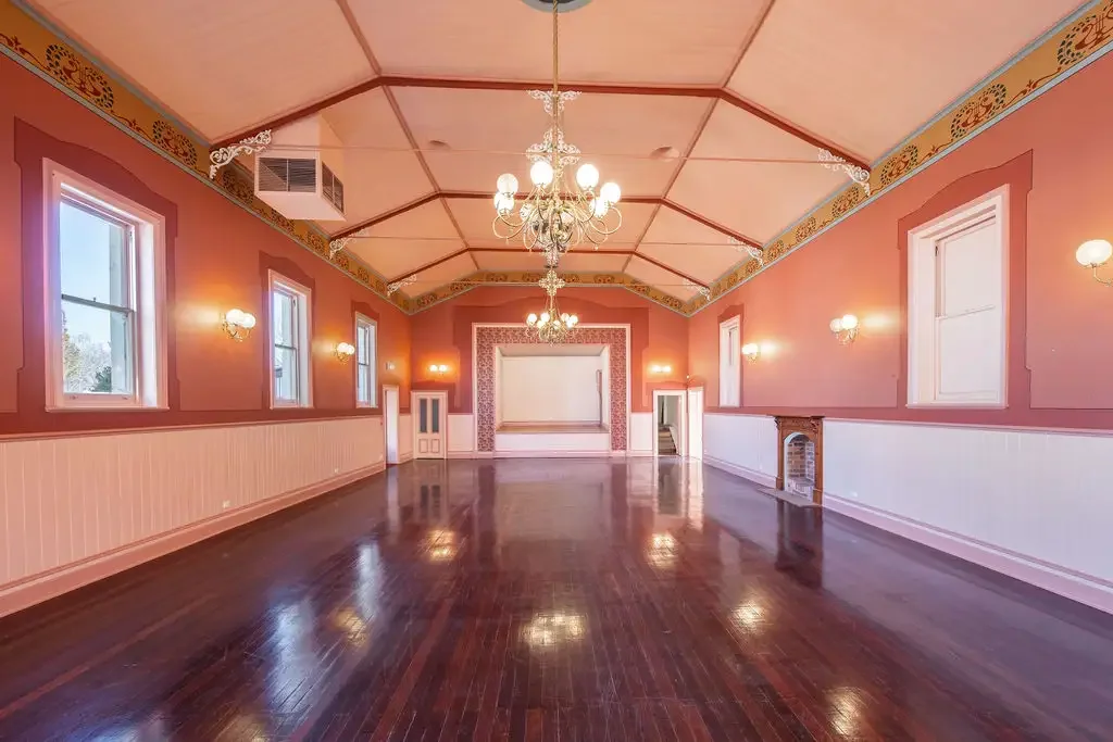 Beechworth 1 Bedroom Oddfellows Hall - Beechworth Historic Gem