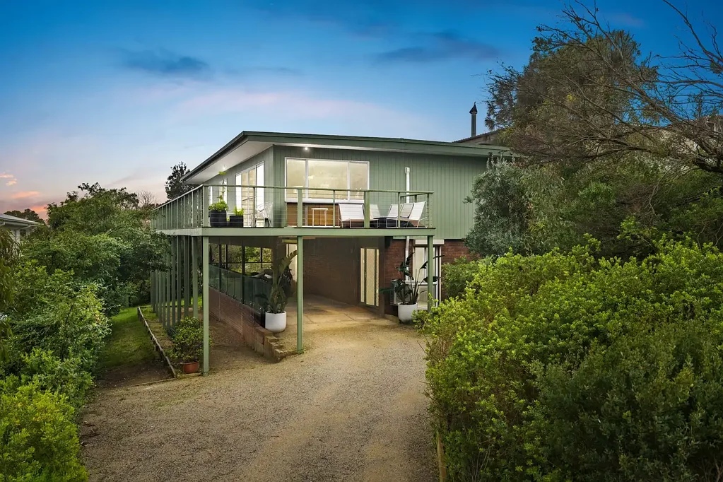 Mccrae 3Zimmer Elevated family home with bay views