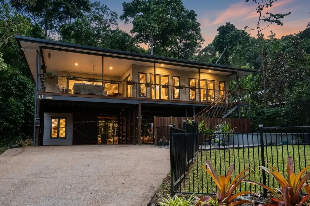 Kamerunga 4Moenga Elevated Luxury with Pool in a Peaceful Kamerunga Setting