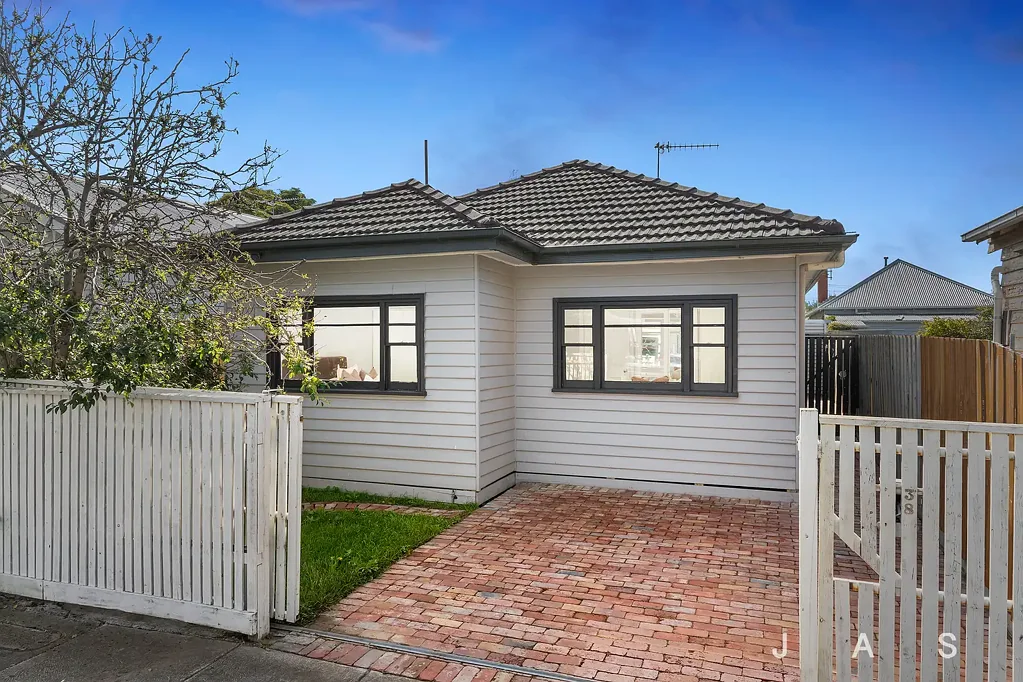 Yarraville 3房 Yarraville宁静社区 三卧带柜 开放式厨餐 豪华淋浴 独立工作室 阳光露台 私密花园 步行便利 Inviting Three-Bedroom Haven, Superb Lifestyle Location
