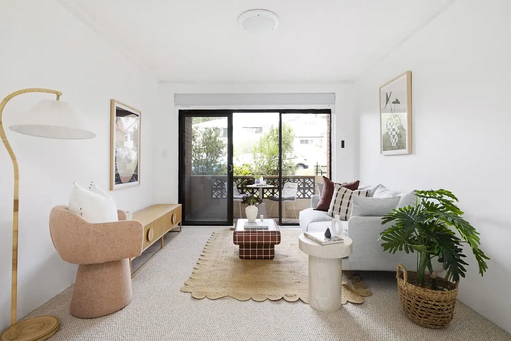 Manly Vale 2房 Manly Vale绿荫街道 新翻新两居 东向阳台 公交便捷 公园近邻 Move-in ready with morning sunshine and a coveted Manly Vale address