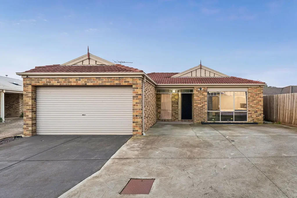 Hoppers Crossing 3 Slaapkamer Renovated Living, Entertainer's Backyard & A Prime Court Location!