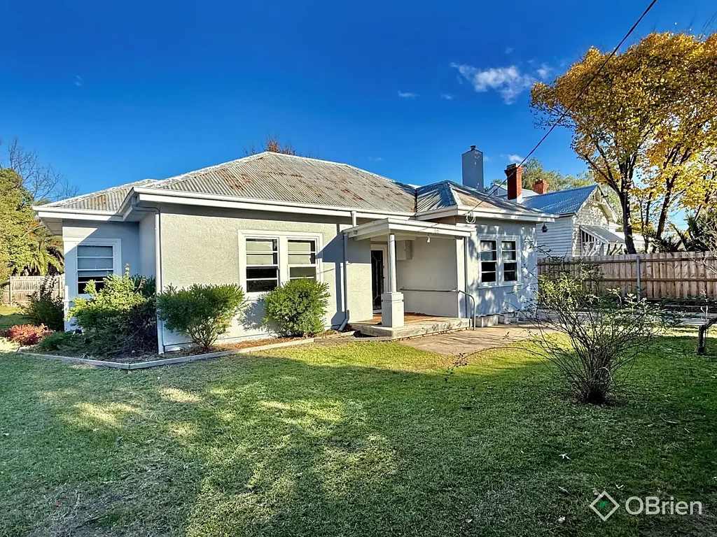 Bairnsdale 2 Bedroom Centrally Located Charmer with Flexible Living Options