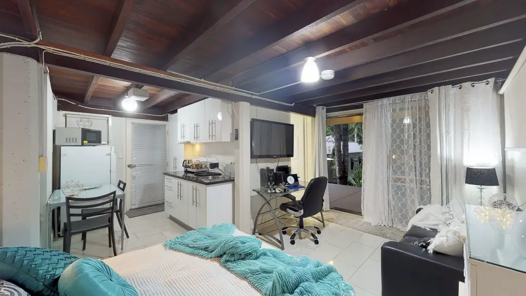1 person only - Outstanding Studio on Ninth ave - 7min to Uni, Air conditioning, TV in your room, fast internet, furnished!