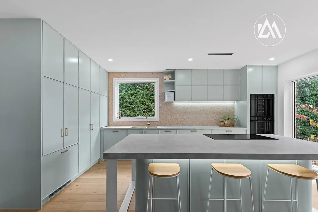 Langwarrin 4房 现代奢华写照 高耸天花板 宽敞玻璃 精选材料 Engineered oak flooring Plush woven carpets 岛屿台面 Fisher and Paykel电器 朝北后院 私密主卧 双淋浴 衣帽间 书房 实用储物 中央供暖 蒸发冷却 Offers Closing 03/06/2026, Unless Sold Prior