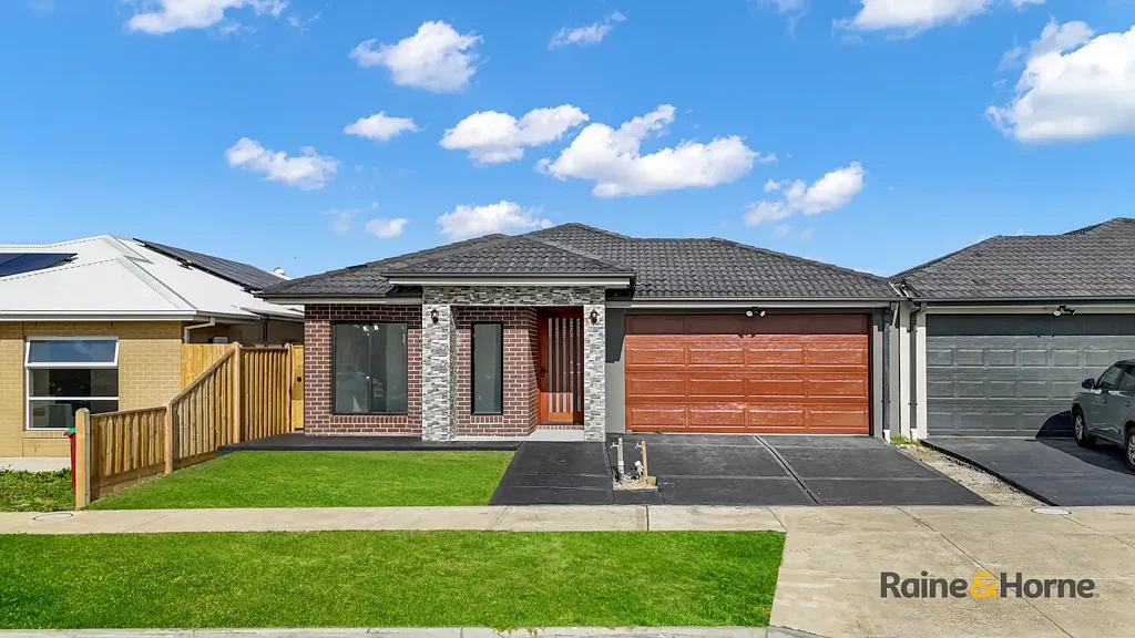 For Lease - Luxury Family Home in Cranbourne East