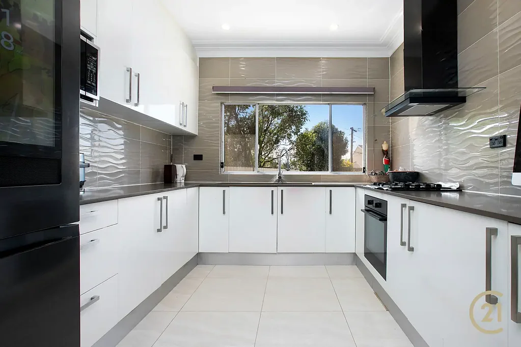 Canley Heights 5침실 Contemporary Living At Its Finest