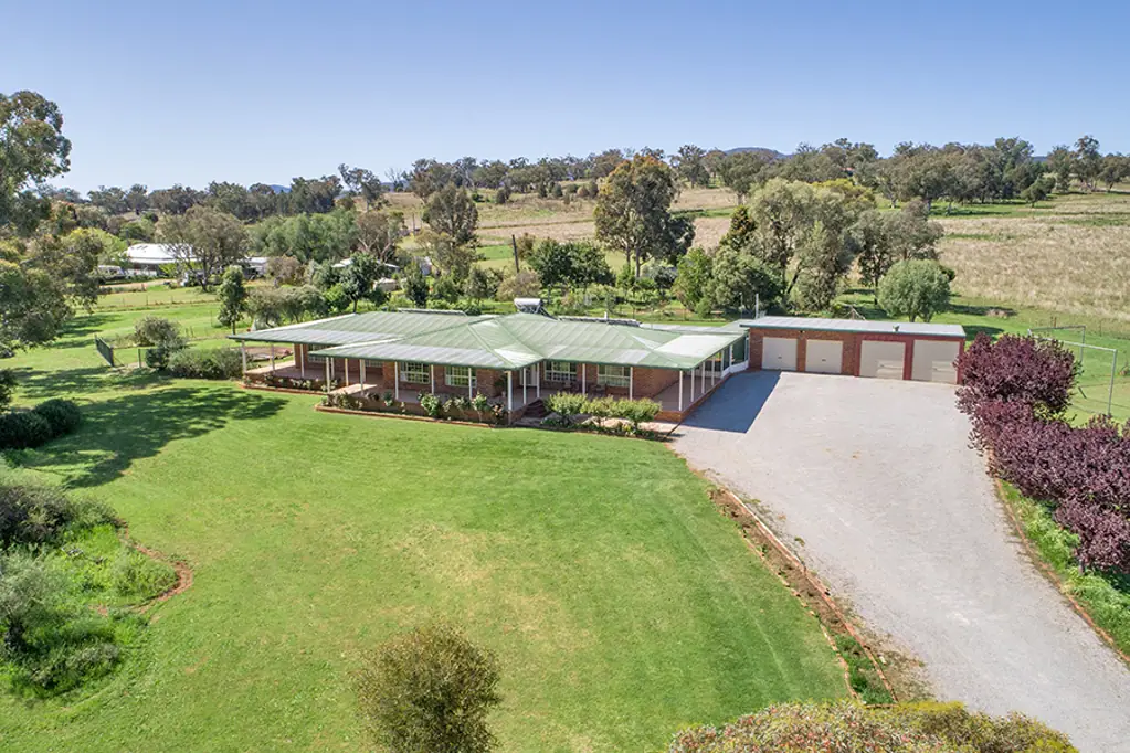68 Meadow Banks Drive, Tamworth, NSW 2340