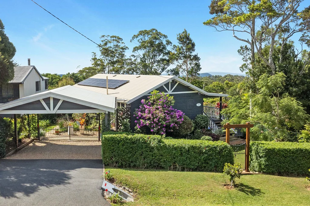 Tamborine Mountain  Beautifully Renovated Cottage with Views - Move-In Ready or Turnkey Airbnb Opportunity