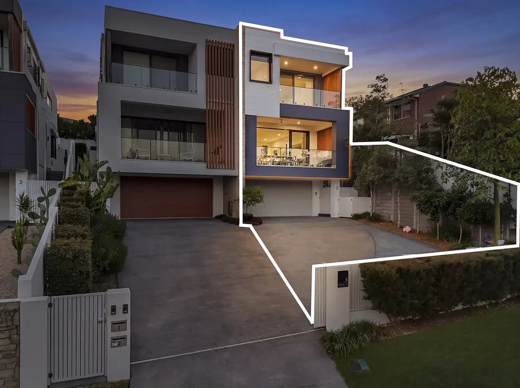 Biggera Waters 4 Bedroom House-Sized Luxury Moments from the Broadwater | NO BODY CORPORATE