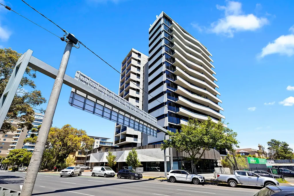 St Kilda 1房 墨尔本心脏地带 开放式流动空间 自然光充沛 顶级ASKO厨房 宽敞卧舱 镜面衣柜 阳台连通 现代浴室 欧洲洗衣 全年空调 安全泊位 尊享Ascent设施 近海滩咖啡馆 生活艺术尽享 Ideal 1st home or blue-chip investment (high yield 7%+).