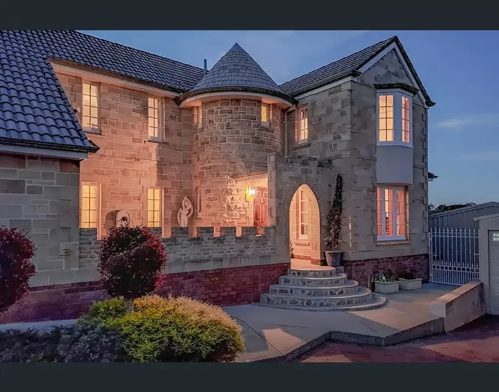 Port Lincoln 3Zimmer UNIQUE  GLADSTONE  SANDSTONE  1990's MANOR HOME  For Sale