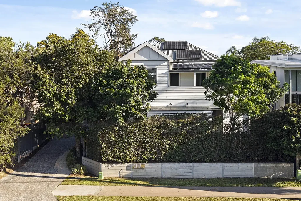 Bulimba 3房 翻新住宅魅力  开放式现代空间  主卧带独立卫浴  双车位封闭车库  步行至餐饮购物  河滨公园近旁 Freehold Renovated Residence Moments from Oxford Street