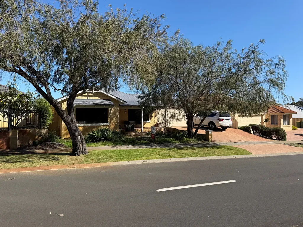 Dalyellup 4房  Modern Home with Spacious Patio Overlooking Bush Reserve!