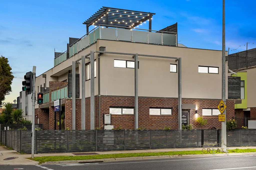 Maribyrnong 4房 三层住宅 稀有设计 四卧加办公 壮观屋顶露台 开放式起居 现代厨房 双车库内部通道 全区冷暖系统 Golden Opportunity on Gordon | Rare Rooftop Entertainer | 4 Bedrooms + Home Office