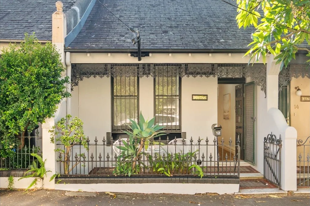 Charming 2-Bedroom Harbourside Terrace with Sunny Courtyard