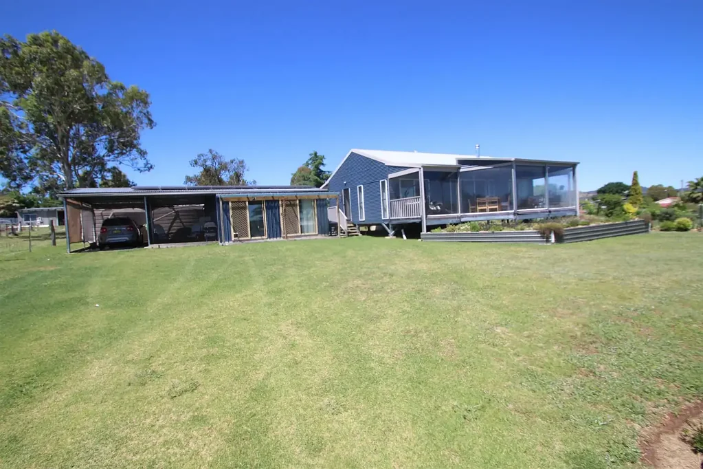 Tenterfield 2房  Elevated with views..