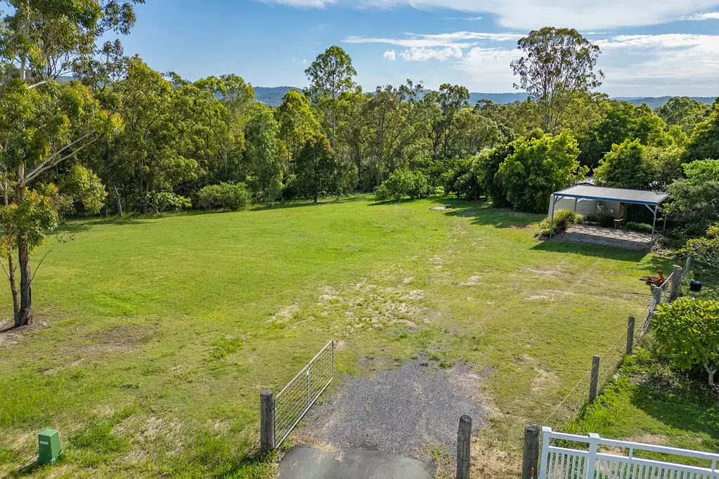 D'Aguilar 1chambre 2 Acres of Prime Usable Land with Self-Contained Granny Flat