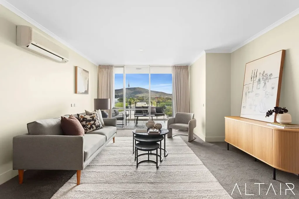 Turner 2房  Spacious 2-bedroom apartment with 'gun barrel' views to Black Mountain.