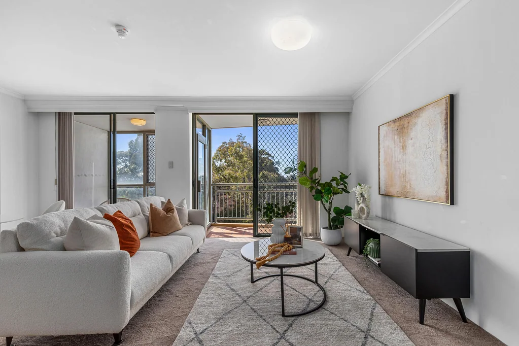 Hurstville 2房 朝北现代公寓生活，绿意盎然与城市天际线景观 North facing life style Apartment Living with Leafy & City Skyline Views