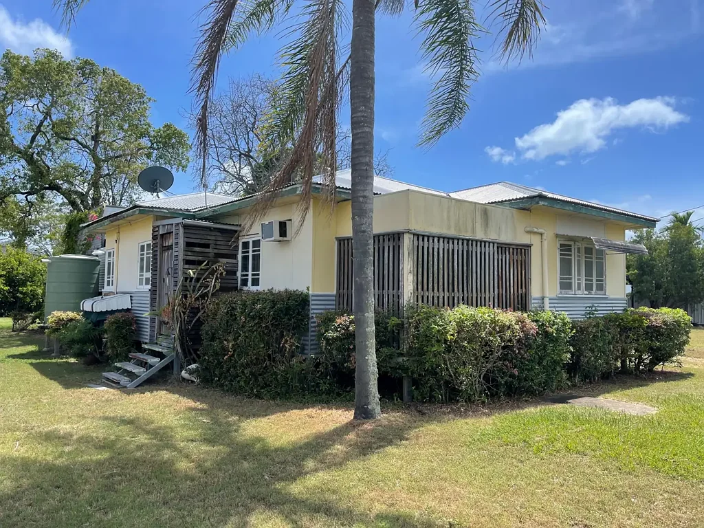 COASTAL COTTAGE WITH RETRO CHARM  IN IDEAL LOCATION