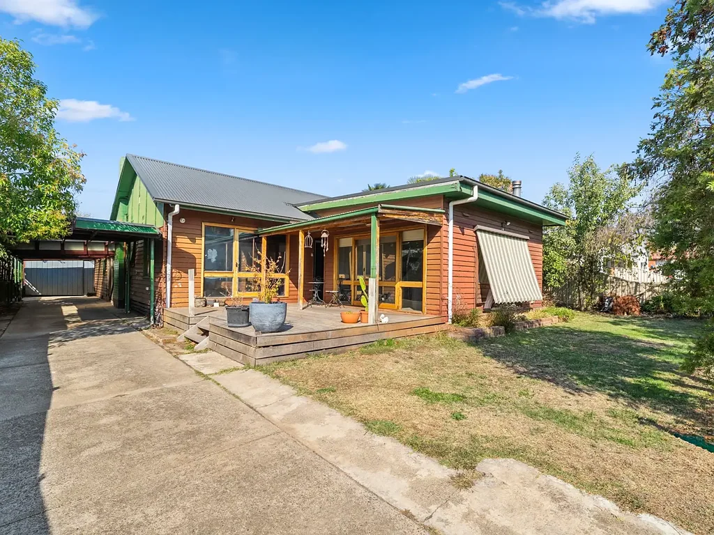 Mansfield 3 Bedroom Comfortable home in central location with loads of potential!