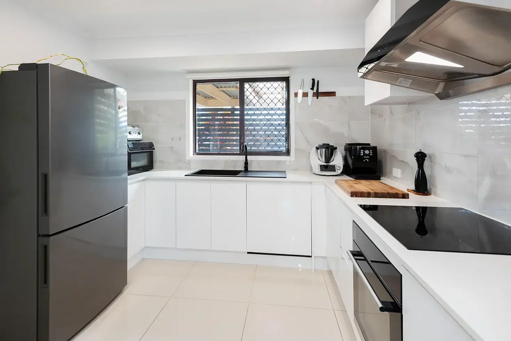 Labrador 2房  Beautifully Presented Elevated Duplex in the Heart of Labrador