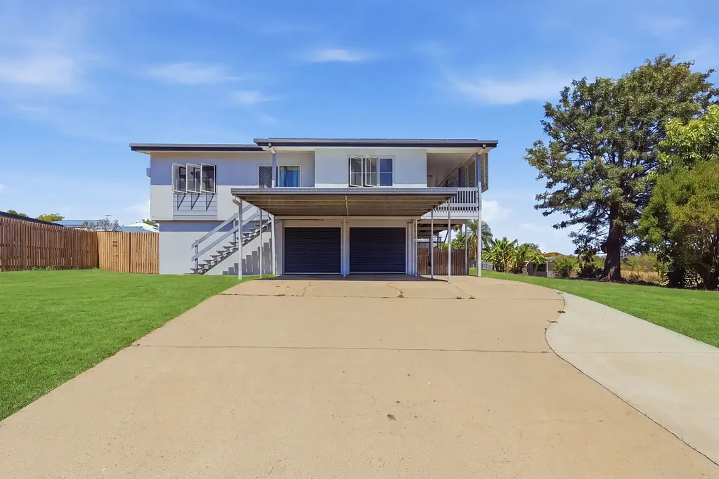 THREE - BEDROOM PROPERTY WITH A VIEW