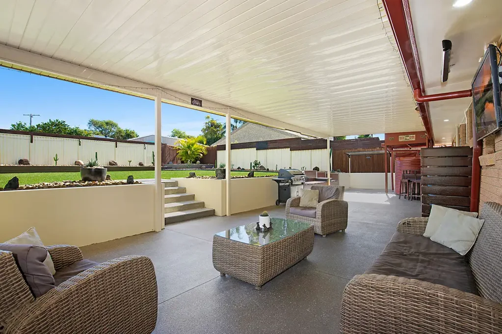 Regents Park 3 Slaapkamer Renovated Home - Sub-division into 2 Blocks - Well Worth An Inspection