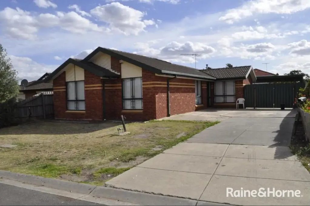Charming Family Home for Lease in Quiet Roxburgh Park Court