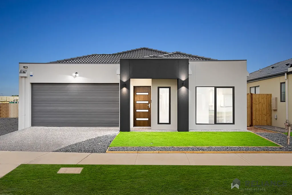 Fraser Rise 4Phòng ngủ Modern Family Living with Premium Finishes in Fraser Rise