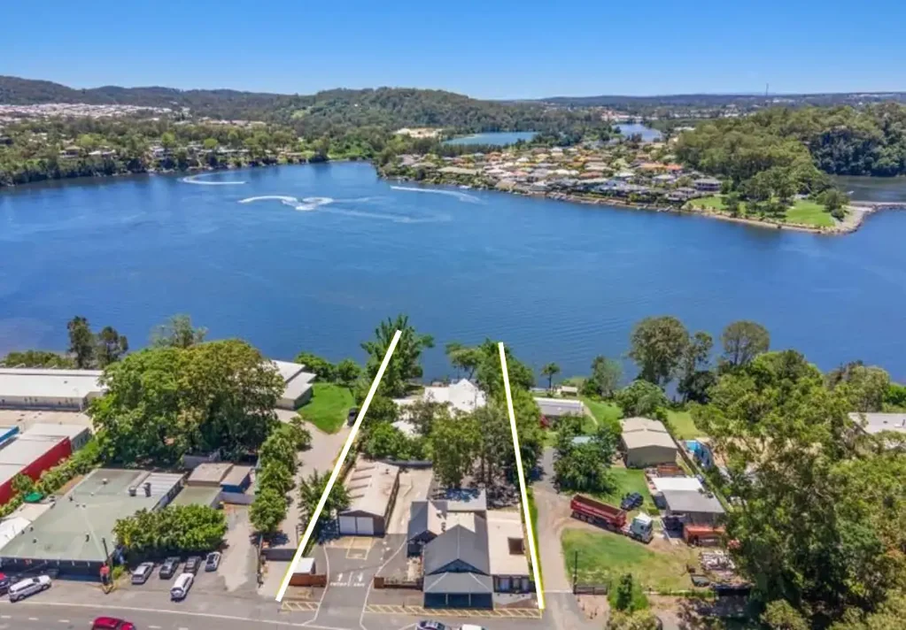 Upper Coomera 6房  BUY ONE OR BUY BOTH - Family Home + Income !