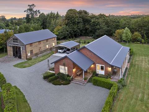 Darfield Welcoming home and historic barn