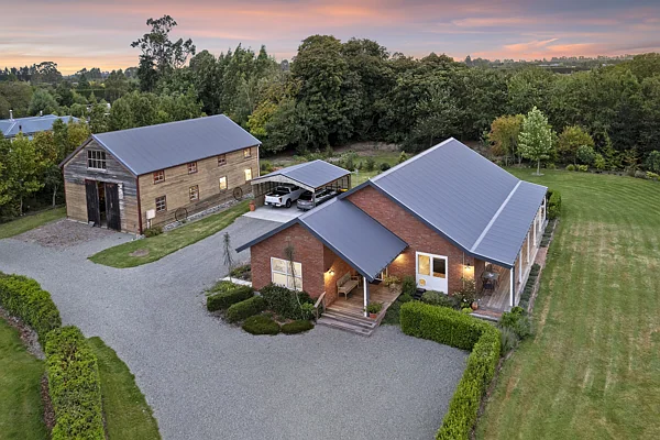 Darfield  Welcoming home and historic barn