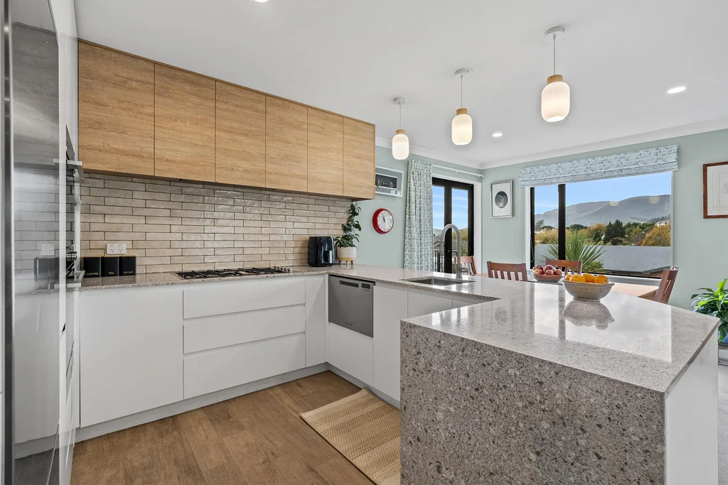 Richmond 4Kwarto Beautifully Renovated with Bonus Downstairs Living
