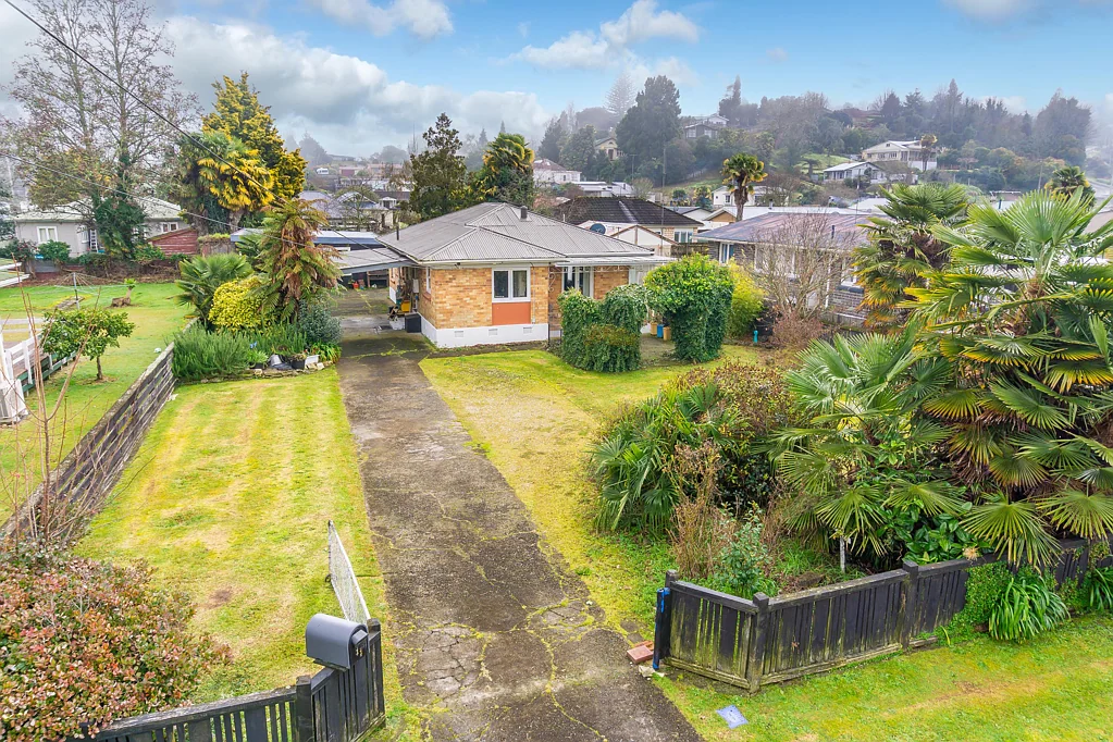 Te Kuiti 2房  Brick beauty with extra space