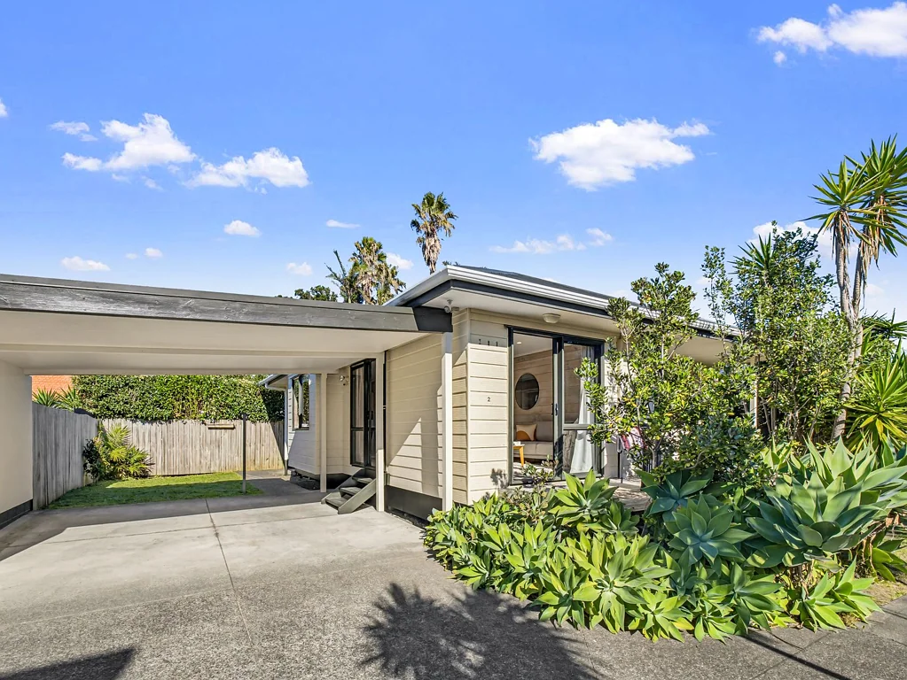 Orewa 2chambre LIKE NEW+ACROSS THE ROAD FROM OREWA BEACH.