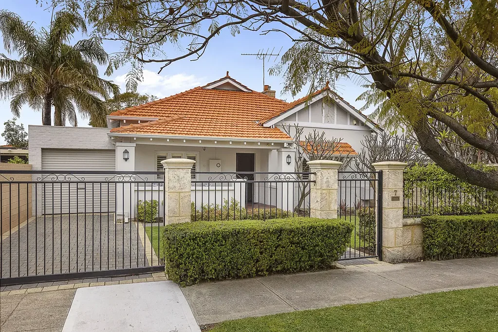 Mount Hawthorn 4બેડરૂમ A tad more block. A tonne more lifestyle.