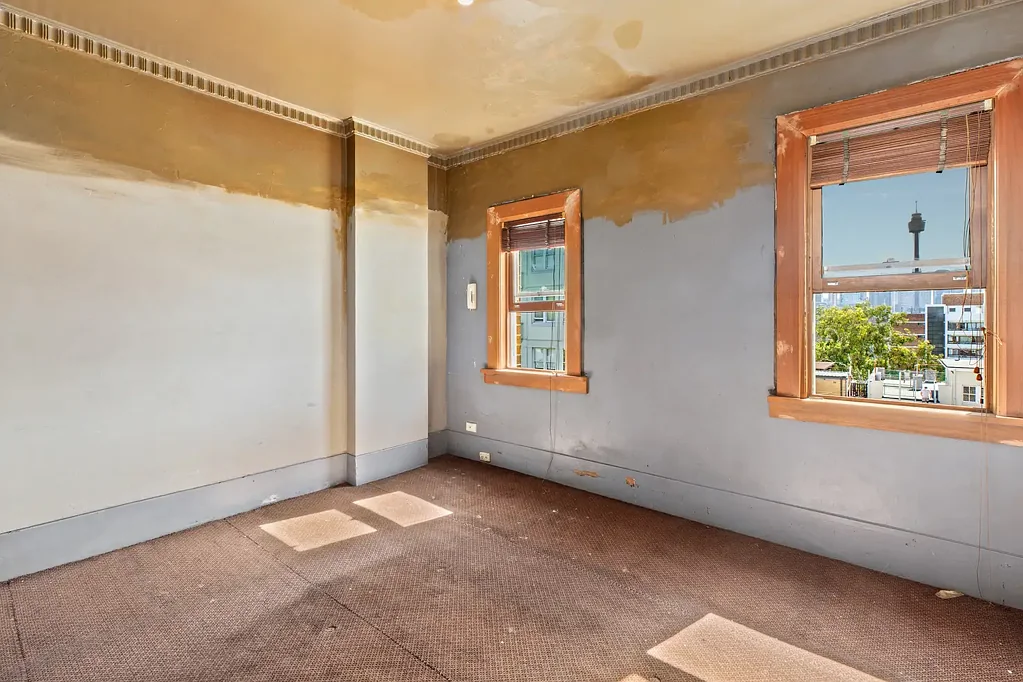 Potts Point Untouched Sandringham Studio with Endless Potential and City Views